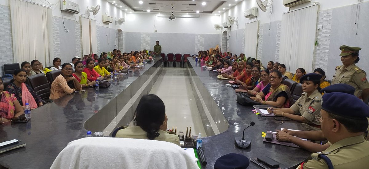 Igrangelucknow's tweet photo. हरदोई के वार्षिक निरीक्षण के दौरान पुलिसकार्यालय कीसमस्त शाखाओं एमटी,आर्मरी,बैरक,पुलिसलाइनआदिका निरीक्षण किया गया व अपराध समीक्षा गोष्ठी करअपराधियों के विरुद्ध प्रभावी कार्यवाही हेतु निर्देश दिए जा रहे हैं। "ग्राम सुरक्षा समिति पुस्तक"का विमोचन सदस्यों की उपस्थिति में किया गया। https://t.co/7HWDGo5vgJ