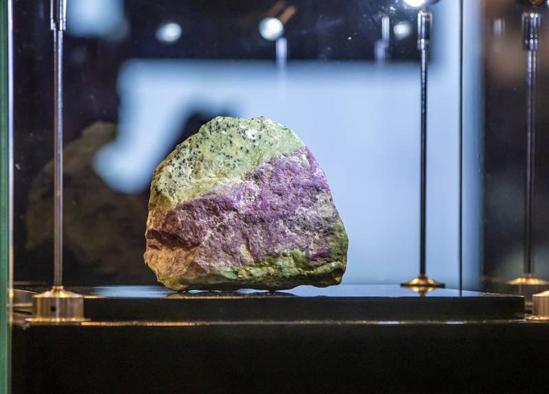 east_facts's tweet photo. FACT: A huge 8,400-carat rough ruby mined in Winza, Tanzania has been unveiled in Dubai. The gem weighs 2.8 kilograms and has been named Burj Alhamal.

The greenish and purplish stone could be auctioned for US$120 million. https://t.co/uZa84eqUDl