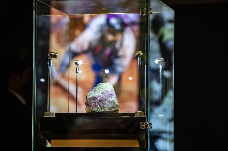 east_facts's tweet photo. FACT: A huge 8,400-carat rough ruby mined in Winza, Tanzania has been unveiled in Dubai. The gem weighs 2.8 kilograms and has been named Burj Alhamal.

The greenish and purplish stone could be auctioned for US$120 million. https://t.co/uZa84eqUDl