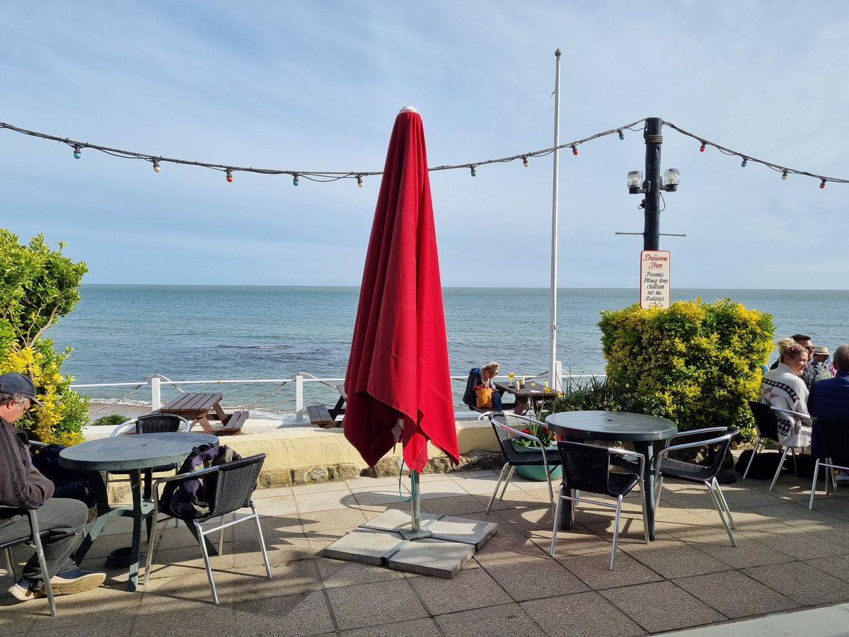 richreadalot's tweet photo. A lovely way to end the day, with dinner at the seaside and a stroll on the beach πβοΈ
#IOW #IslandLife #beachvibes #mytwofaves β€οΈπ¨βπ§βπ§ https://t.co/yDhsO6dglM