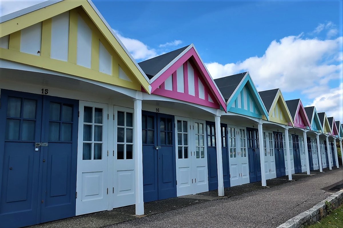 Bananabelly's tweet photo. There's something wonderfully cheery about beach huts https://t.co/PG1g0yr7eV