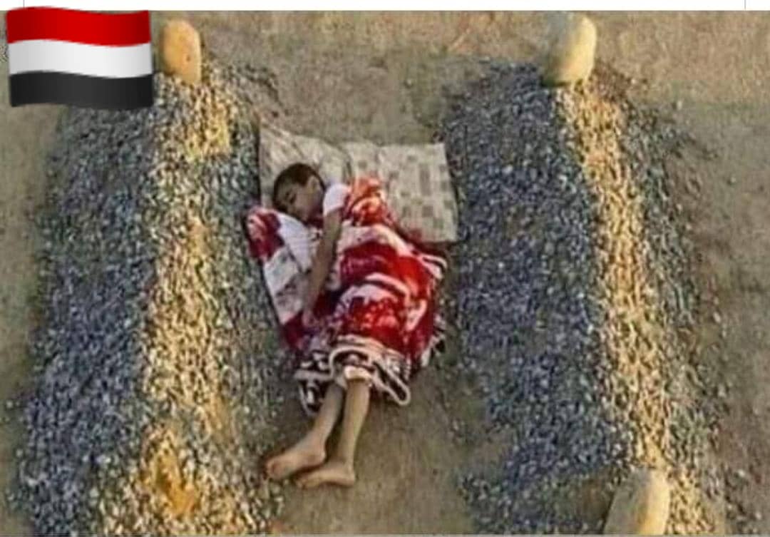 serh711's tweet photo. کودک یمنی بین قبر پدر و مادر خود که طی جنگ کشته شدن خوابیده 
راستی تو بلوند و چشم آبی نیستی که رسانه ها به تو بپردازن. https://t.co/L0AkJBulky