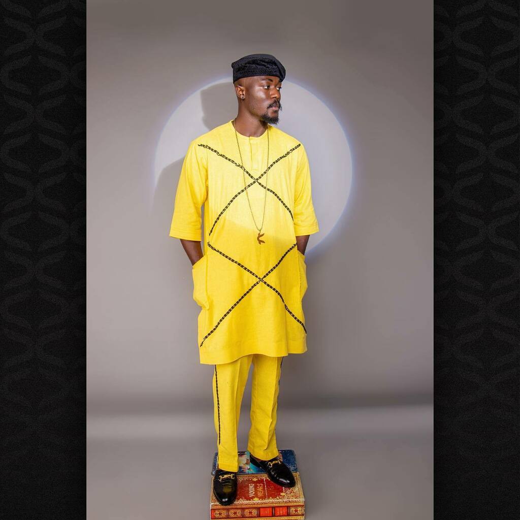 _KingCoal's tweet photo. From our look book 👑✨

Specially crafted yellow linen two piece with and stitched bead embellishments and a black velvet cap.

#kingcoal #kaftanking #fashiondesigner #bellanaijaweddings #bellanaijastyle https://t.co/VqExfl7zfR https://t.co/pOpOgIf93M