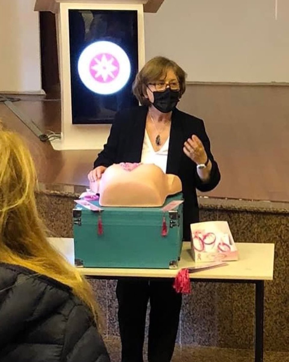 meme_ile's tweet photo. MEMEKANDER,İYTE öğrencilerinin kurduğu Women in Business grubunun konuğu olarak Erdal Saygın amfisindeydik. Maket üzerinde kendi kendine meme muayenesi eğitimi verdik.Merak ettikleri meme kanseri ile ilgili soruları yanıtladık.  #MEMEKANDER #İYTE #WomeninBusiness https://t.co/kxwBxbfHx0