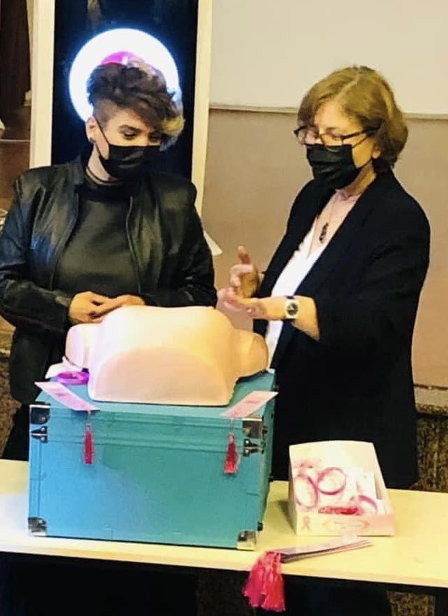 MEMEKANDER,İYTE öğrencilerinin kurduğu Women in Business grubunun konuğu olarak Erdal Saygın amfisindeydik. Maket üzerinde kendi kendine meme muayenesi eğitimi verdik.Merak ettikleri meme kanseri ile ilgili soruları yanıtladık.  #MEMEKANDER #İYTE #WomeninBusiness