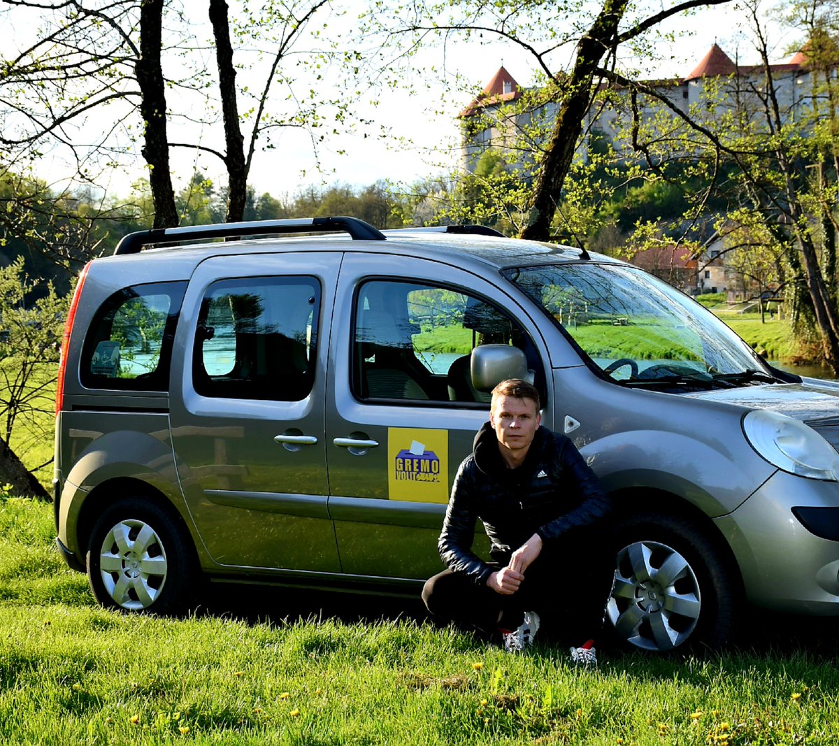 Iščemo prostovoljce za solidarnostne prevoze na volišča, ki jih bomo v nedeljo izvaljali po vsej Sloveniji.💚
Jaz bom vozil s tem hišnim lepotcem, ki je predelan za "tatežke" invalidske vozičke. 
Prijavite se lahko tukaj: 
gremovolit.8marec.si/solidarnostni-… 
Čas je, da odložite Tviter! 💜💛