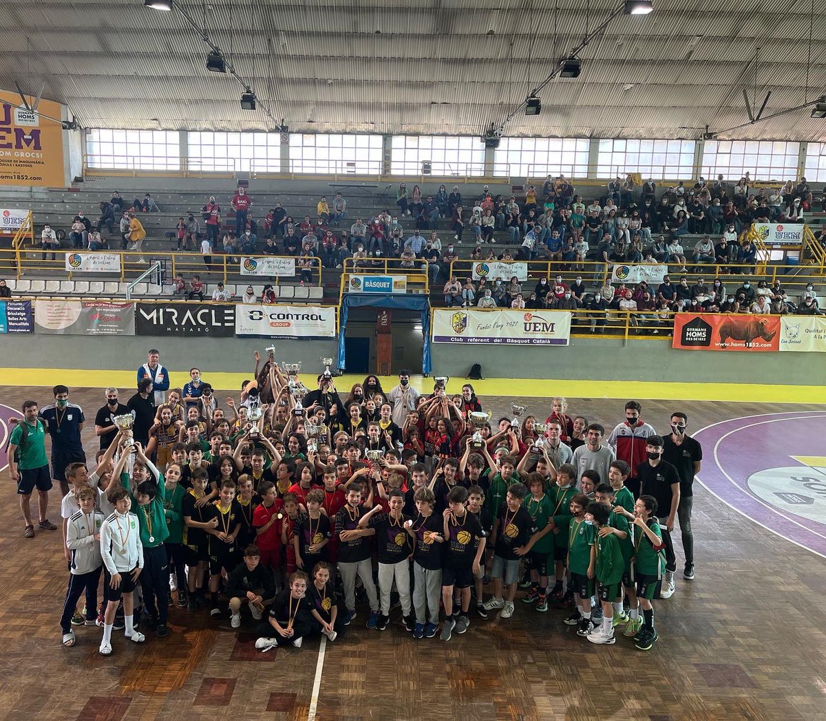 uemataro's tweet photo. 🔚 #MiniCopaMataró2022!

👉🏻 Ahir vam finalitzar la 1a edició de la Mini Copa Mataró!

🔊 Des del club estem immensament orgullosos del funcionament del torneig!

🏀 Hem gaudit de 3 dies plens de bàsquet i d’altres activitats pioneres i diferents com la Fan Zone i els Clínics!
👇🏻 https://t.co/UpntxdYRPp