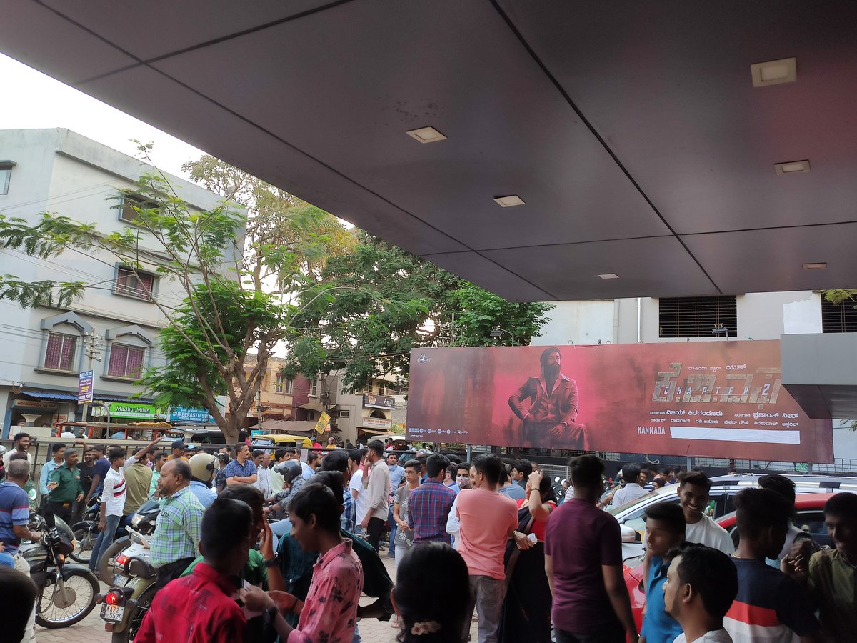 RaghuRotti's tweet photo. @TheNameIsYash ಮೂಕವಿಸ್ಮಿತನಾದೆ, ಅದೆಷ್ಟೋ ಕನಸುಗಳನ್ನು ಬಡಿದೆಬ್ಬಿಸುವ ಬಂಡೆಯು ನೀನಾದೆ Rocky Bhai 😎 https://t.co/dYN2qrqrmF