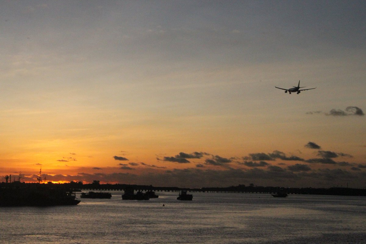 RitaFrontese's tweet photo. Sunset and airplane view in Benoa Harbor, Bali #tropicalbeachsunset  #Digitalphotodownload #beachscenewallart #homedecor #printablewalldecor https://t.co/SEEGf4RKjW https://t.co/sKj1LAXI55