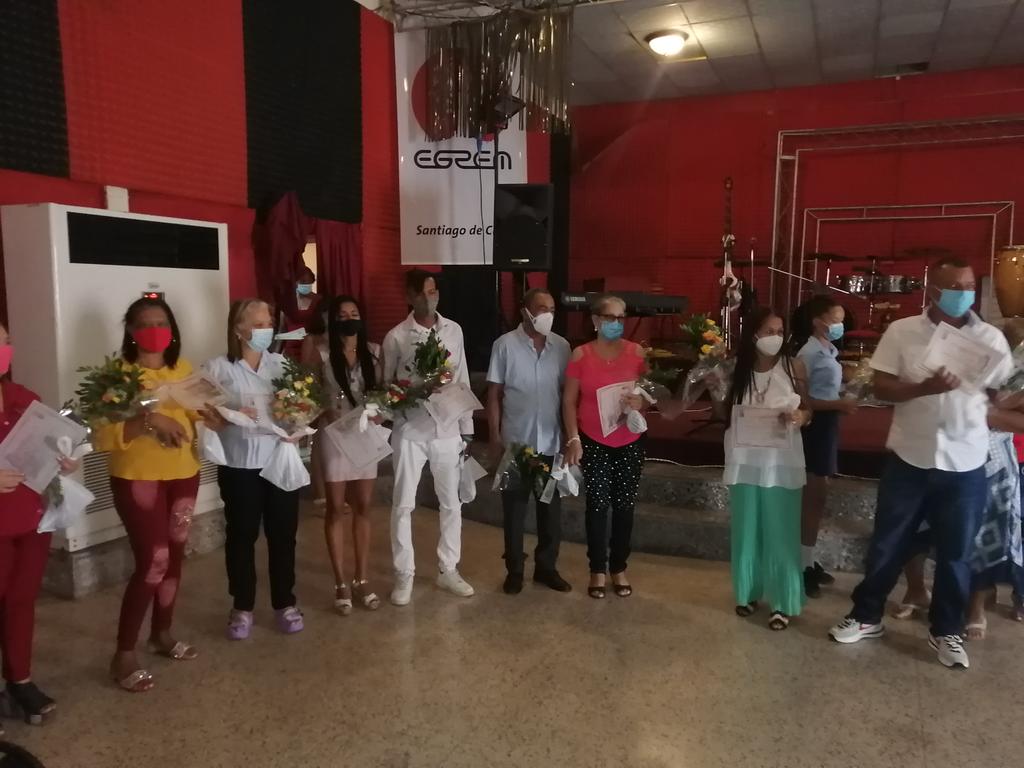 RaulSamon's tweet photo. Se reconoce a los Educadores de preuniversitario por los resultados en los exámenes de ingreso en el municipio Santiago. Felicidades #CubaVive #CubaViveYTrabaja @elsa_ena @CubaMined @dpestgo @mimed @dmesantiago2019 https://t.co/8n8DXZu2BJ