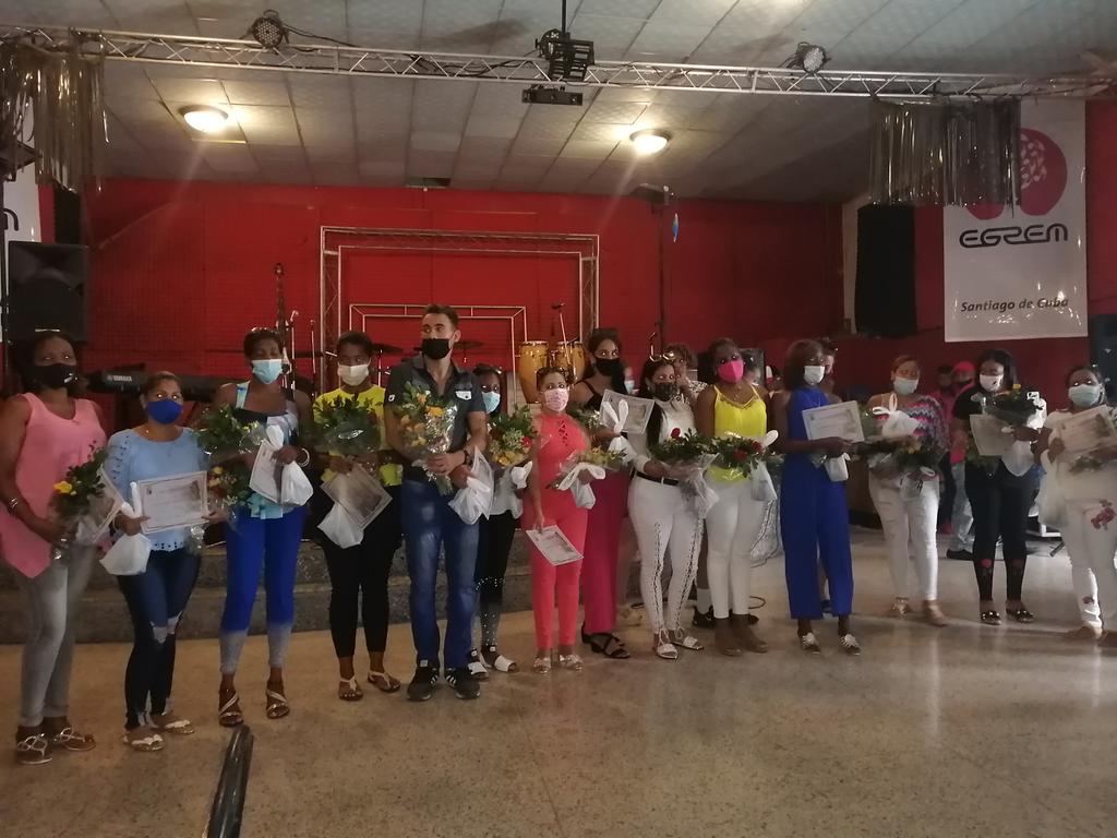 RaulSamon's tweet photo. Se reconoce a los Educadores de preuniversitario por los resultados en los exámenes de ingreso en el municipio Santiago. Felicidades #CubaVive #CubaViveYTrabaja @elsa_ena @CubaMined @dpestgo @mimed @dmesantiago2019 https://t.co/8n8DXZu2BJ