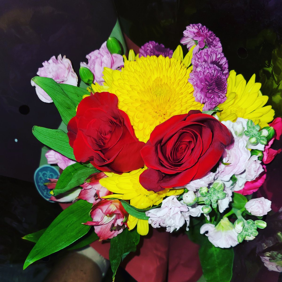 Mzkayc38's tweet photo. It's the smallest things that someone does to let you know that they thought about you. My heart needed this. These beautiful flowers put a smile on my face. #HeartHappy #ThoughtAbout #JustBecause #GotMySmileBack #FullHeart https://t.co/saSOHREWLd