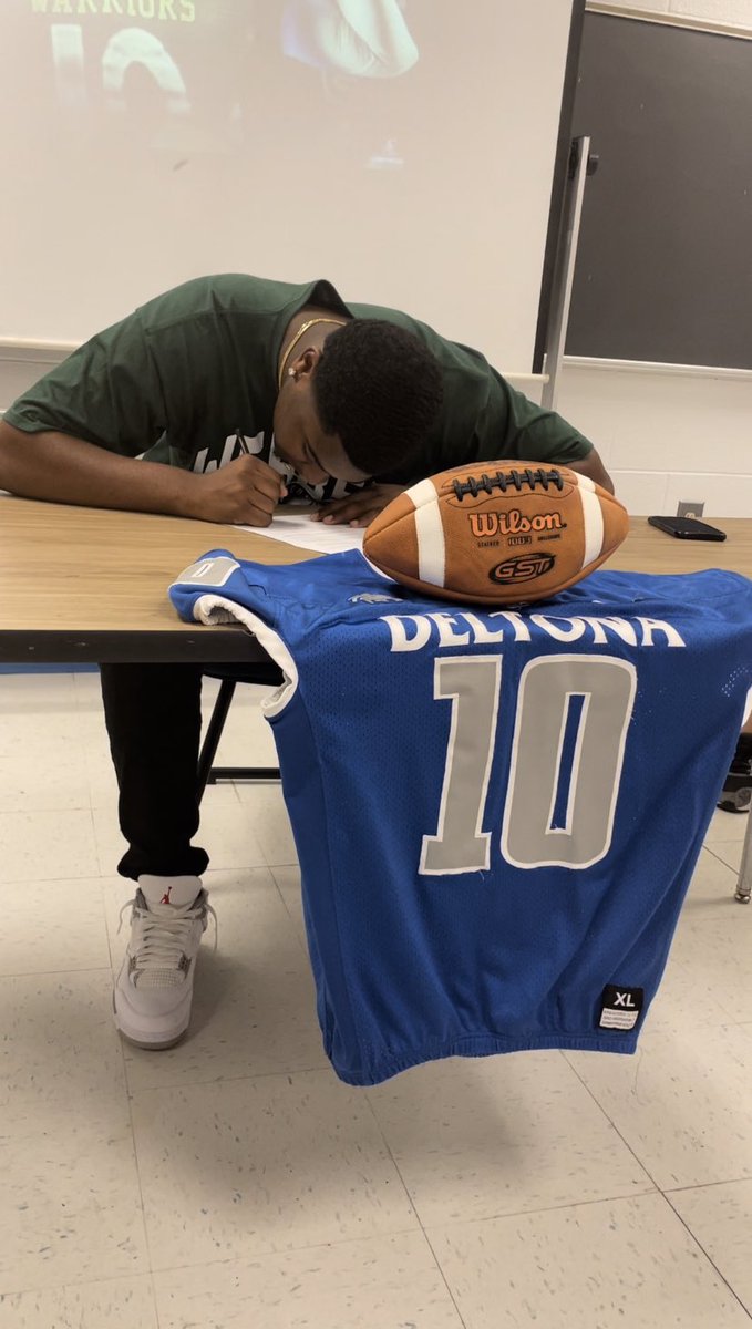 c_mclean__'s tweet photo. Lets get it @WebberFB !! Signed β
Ready to get to work πͺπ½ https://t.co/YevN3FUtLy