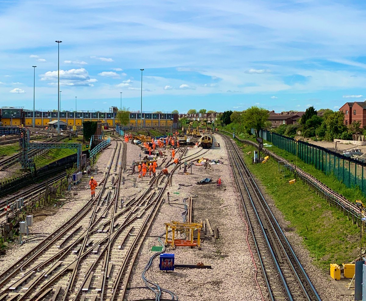 TimmyKernow's tweet photo. #TrainGeek🤓 tweet. Here’s a photo of next to #Northfields depot earlier today during the weekend closure for upgrade works of the #PiccadillyLine 🚇

#TFL #PlanYourJourney #WeekendClosure https://t.co/sm4f3u53hf