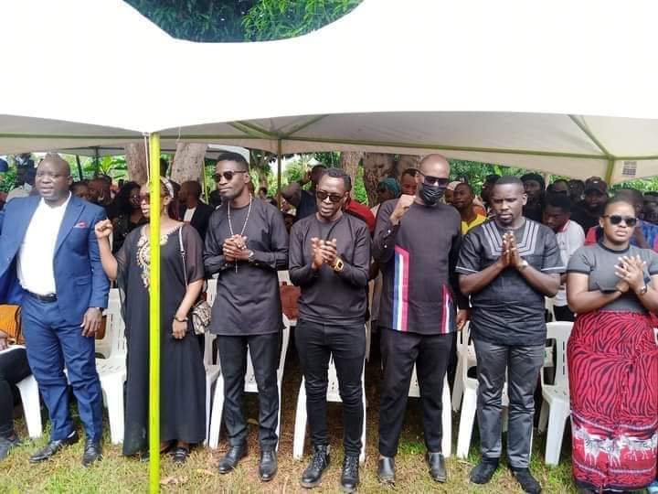 Mwembugaoficial's tweet photo. Update: Today @HEBobiwine, @DavidLRubongoya, @NubianBukenAli and other officials of @NUP_Ug joined mourners at the burial of singer @fefebussi sister Mutesi Hope who succumbed to complications over the weekend. https://t.co/t4lky1LMwb https://t.co/qgRmq2Bod2