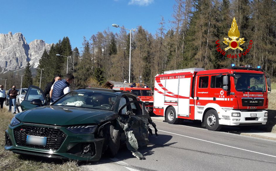 vvfveneto's tweet photo. #18aprile #Cortinad'Ampezzo(BL), nel pomeriggio, #incidente tra due auto lungo la #SS51: un ferito grave. Intervento #vigilidelfuoco @SUEM_Veneto , il ferito elitrasporato in ospedale. La statale Alemagna è rimasta bloccata durante i soccorsi #soccorsiquotidiani https://t.co/ZuqSGD6uXe