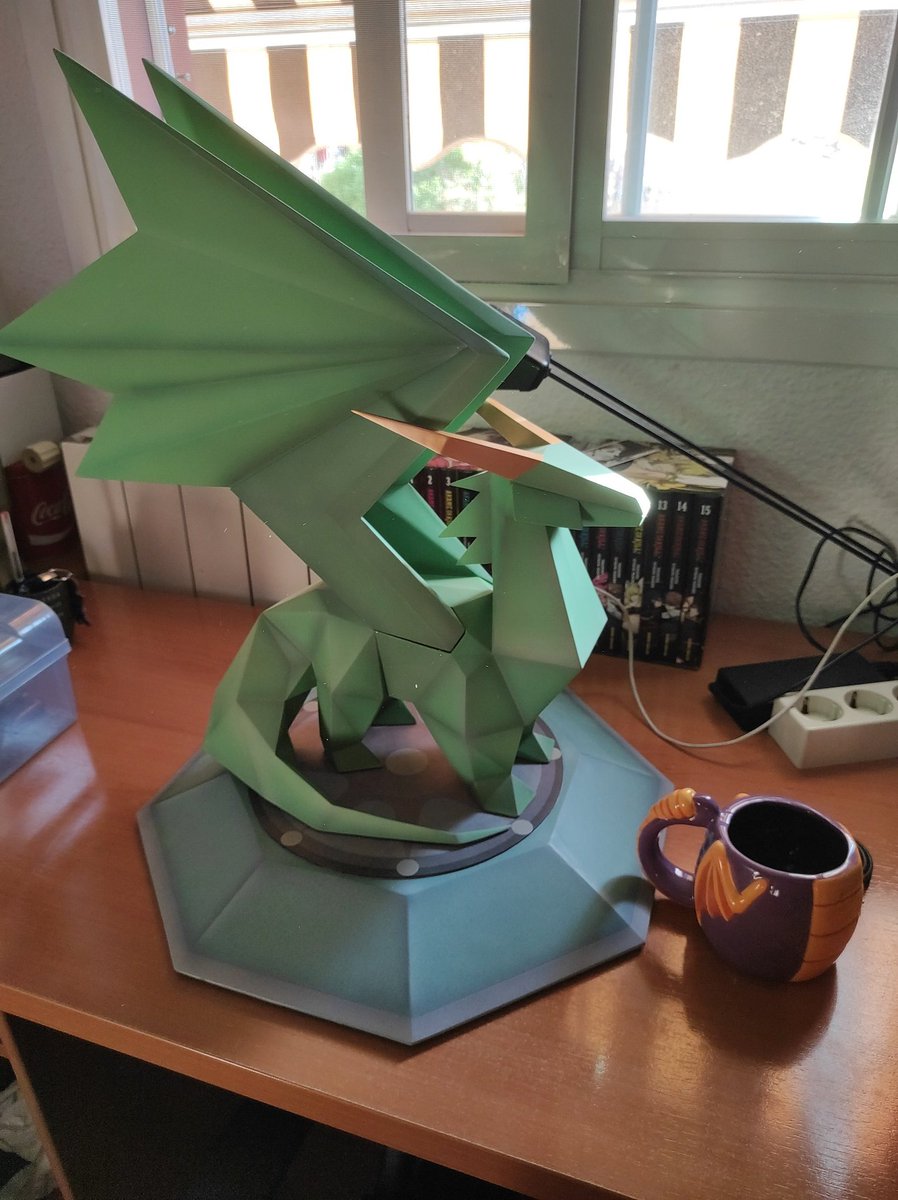 droidekea's tweet photo. Pues la estatua de resina que reservé en 2018 por fin llegó a casa. La pega es que hasta que tenga casa y sitio donde exponerla tendrá que permanecer guardada🥲 https://t.co/4kNlIgC2Fa