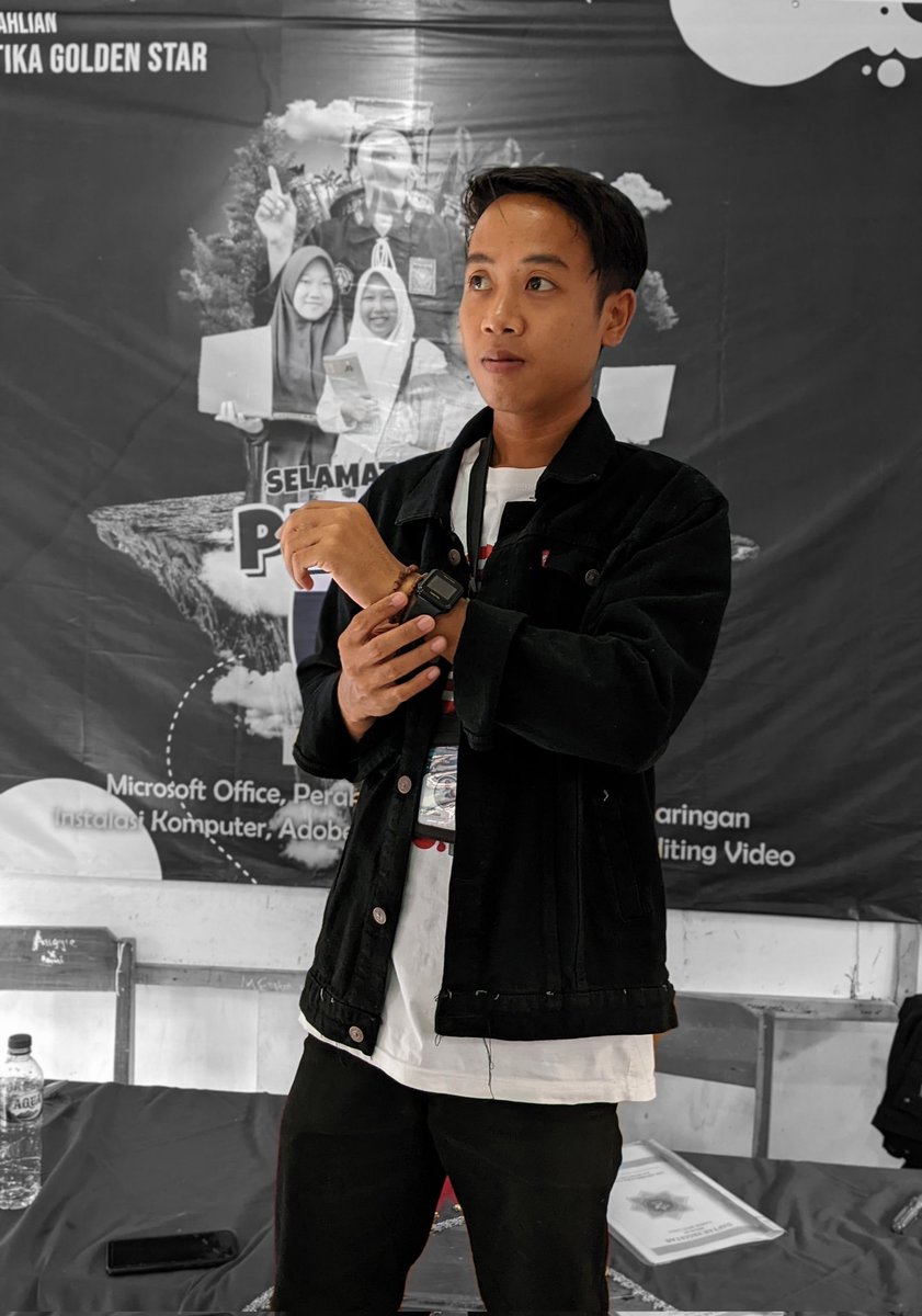 gos3k's tweet photo. Apapun ekpresimu apapun ucapanmu pasti akan ada yang menghujat.😂😂😂.
Cocot.e tonggo jre" cah" 
Bersyukurlah karena mereka memperdulikanmu dengan selalu memantaumu lak wes g kuat angkat tanggan massehh😂😂 https://t.co/RsD6ci6OGd