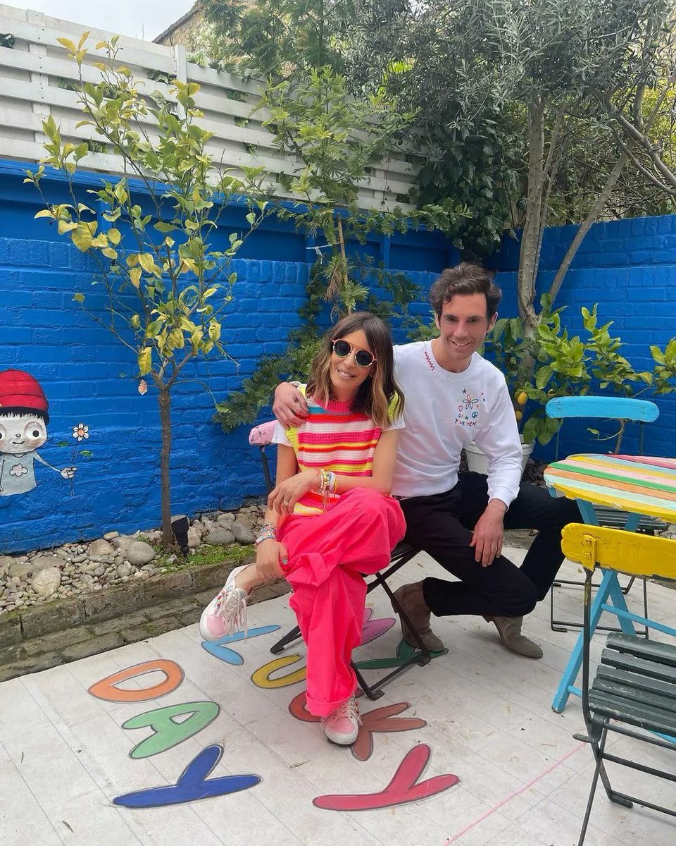 ColoriMika's tweet photo. Colori...colori...colori! 🧵🧶🎨 tutti per @mikasounds da @miramikati ! #fortheriteofspring #mikaontour #miramikatistudio #miraformika #outfit #creativity #colorstyle https://t.co/d8LdgAeKVw