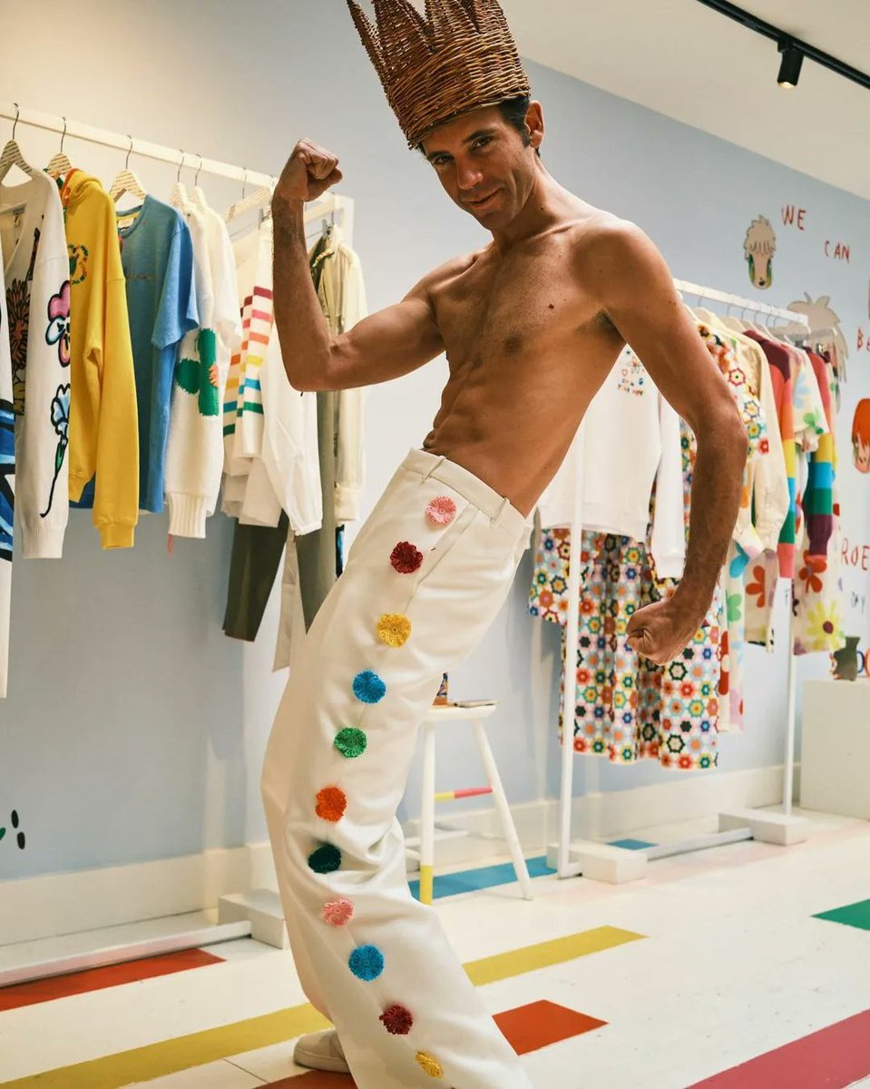 ColoriMika's tweet photo. Colori...colori...colori! 🧵🧶🎨 tutti per @mikasounds da @miramikati ! #fortheriteofspring #mikaontour #miramikatistudio #miraformika #outfit #creativity #colorstyle https://t.co/d8LdgAeKVw