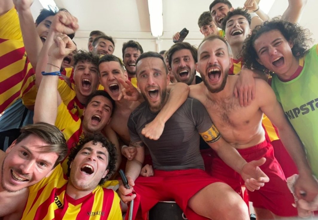 settalese's tweet photo. @ColucciLc @mar_co_lucci @vikyycaraa @settalese - @VillaCalcio 2 - 0
#promozione #gironeE
#dilettanti #lombardia
Il "sogno" continua!!!
I RAGAZZI !!
( ...Il Mister #zecchillo!!! )
Ancora BRAVI!!!
...ancora Complimenti!!!
( zero minuti sia per #ilvalis che per #pollo05 !!
Ma questa è la #felicità !! ) https://t.co/WwHEUum8CF