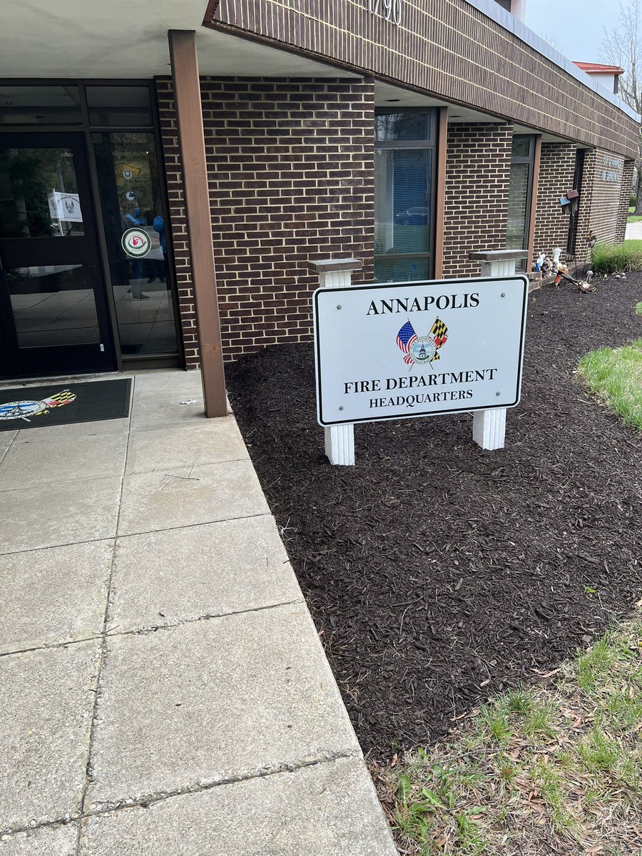 cadavis79's tweet photo. When the going isn’t going #ptowncenter gets in the field. Salute to mike, Kirk and Damien for going out to spread the word of #attfirstnet to the city of Annapolis @Mr_Feliciano20 @FirstNetMattt https://t.co/gOcNKrs20z