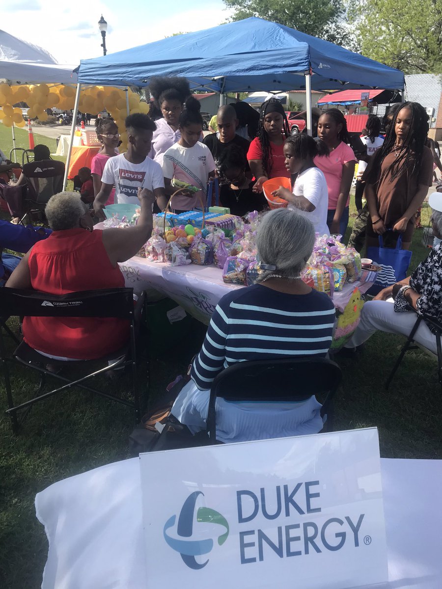 TheoLane13's tweet image. .@DukeEnergy support of #CommunityFestivals is ideal way to create direct #CustomerContact w/ local PopUps. Our reps  personally have discussions; hear questions or concerns; and resolve issues on the spot .   Thanks to our friends in #ClarendonCounty for a great event !  #Care