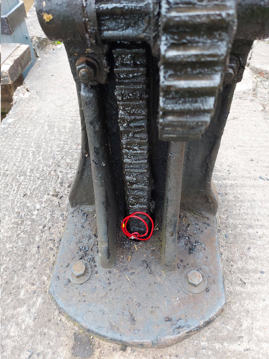 nb_Snowgoose's tweet photo. Cholmondeston lock update : CRT replaced the 17mm bolt with a nail. It lasted 3 boats.
Boaters improvised a wire based repair because they're left stuck... https://t.co/QbujcMJpX1