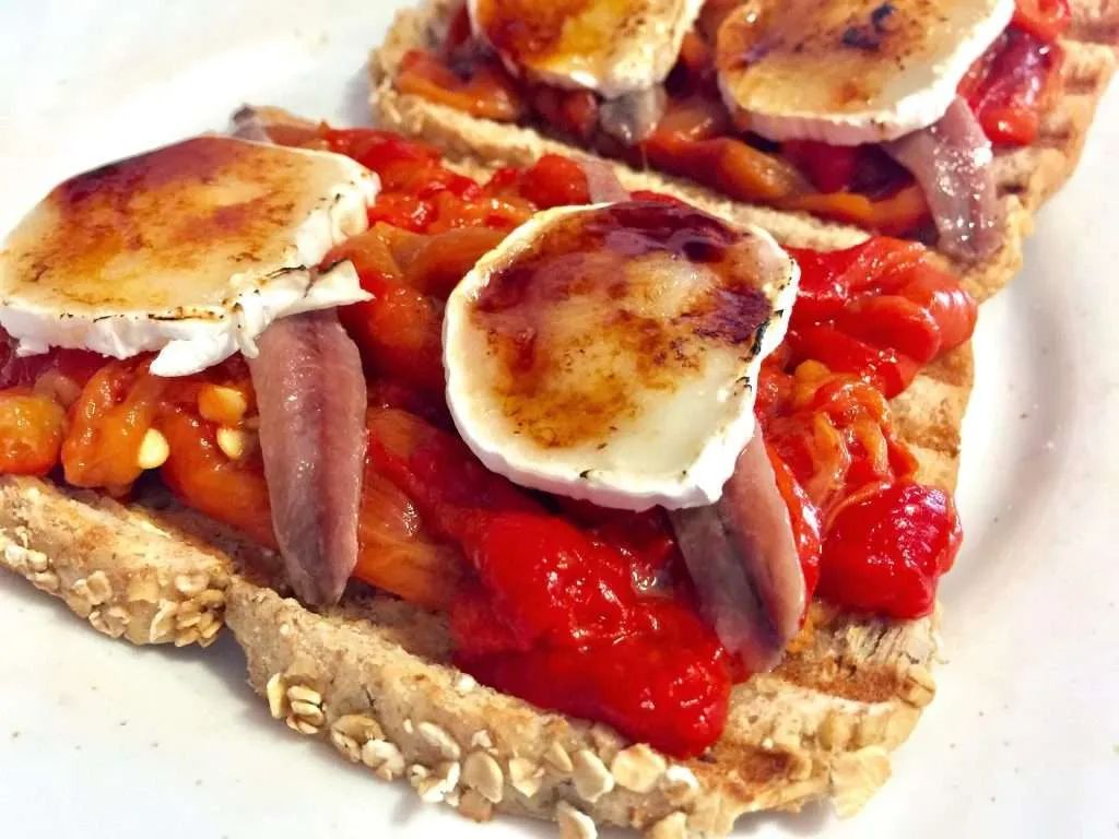 Esta tosta de La Cocina de Merche Borjas nos encanta
✅ Pan de cereales o el que os apetezca
✅ Pimientos asados
✅ Anchoas 
✅ Rulo de cabra Lácteas Cobreros

Espolvorear con azúcar sobre la rodaja de queso y gratinar.

lacteascobreros.com