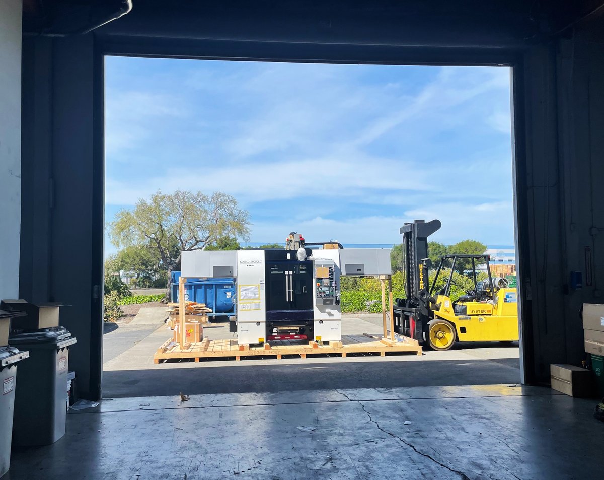 Monday blues disappear when you got a view like this! This Fuji Machine CSD-300II double spindle, double turret CNC lathe with gantry robot just arrived in time for our Union City, CA Legacy Open House. Don’t Miss Out!
Register Here - hubs.la/Q0183W7N0