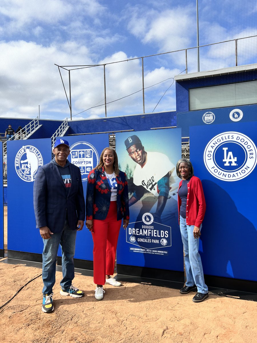 ComptonCityHall's tweet photo. On Saturday, the City of Compton was extremely proud to celebrate the Phase 2 unveiling of the Dodgers Dreamfields at Gonzales Park. #dodgersdreamteam #dodgersfoundation https://t.co/xnOaVFrwHP