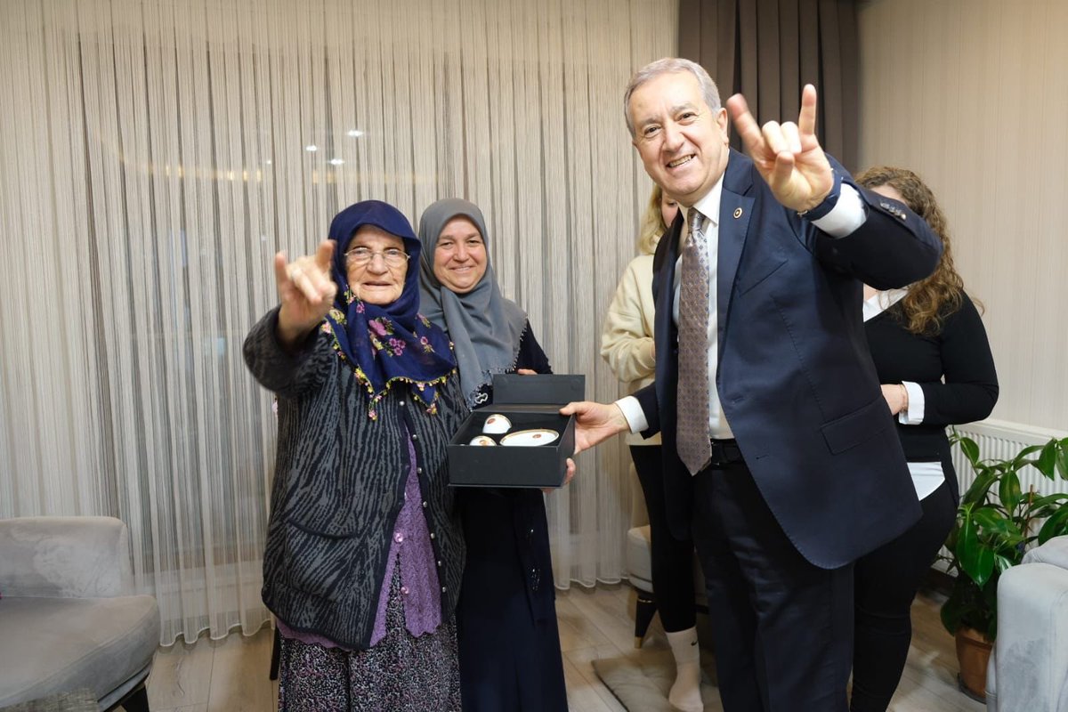 Ülkü deyip hak yoluna can adayan erlerin;
Emanetlerinin başımız üstünde yeri…

Ülkücü şehidimiz Yaşar Doğan’ın ailesine iftar konuğu olduk. Allah şehidimizin ailesinin sofrasını da ömürlerini de bereketli kılsın. Şehidimizin ruhu şad olsun.