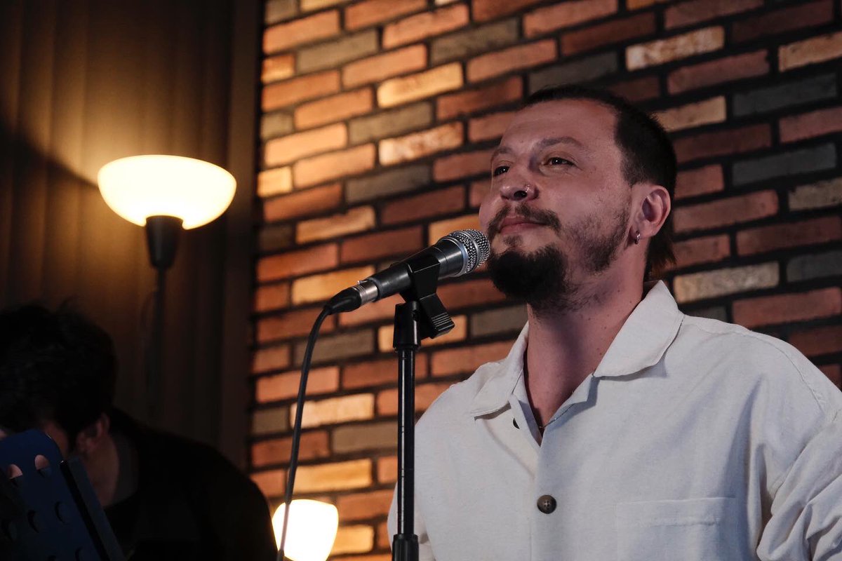 hasanazze's tweet photo. Uzun zamandır gözlerim böyle gülmeyi bekliyordu.. iyi ki varsınız 🎶👏🏼 #hasanazze #konser #evkonseri #saltmüzik https://t.co/duOKfRWR2a