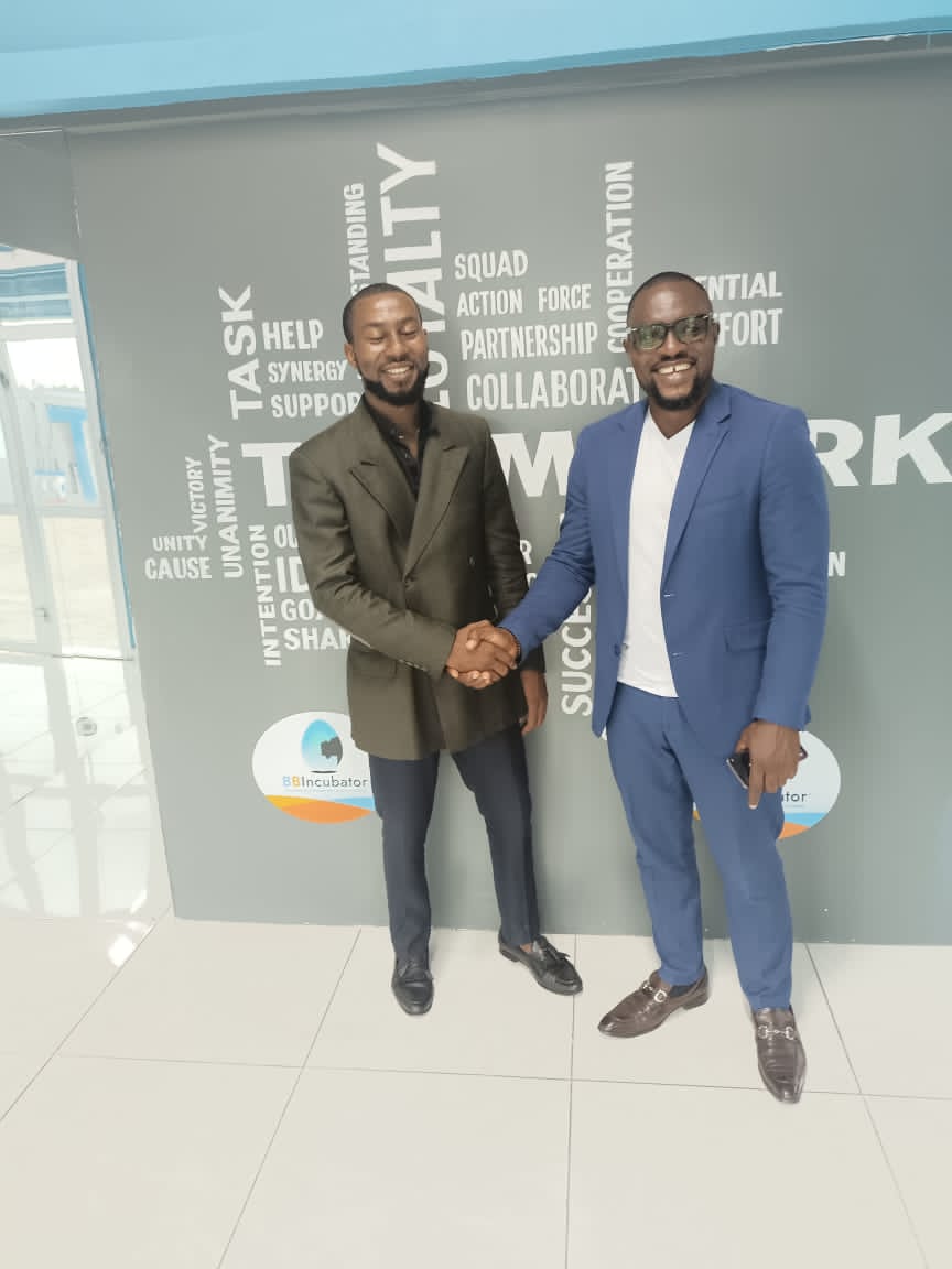 ManTiger_cmr's tweet photo. Collaborating for faster growth!

Meeting you today was divine.
Building as a #team is way better than fighting all alone.

@africatechie did a great job mentoring you two.

#instaskul #weblarTech https://t.co/yIrC0oQIal