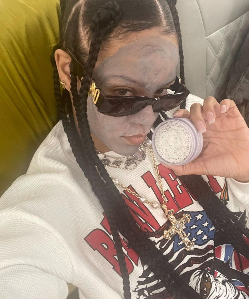 rihanna's tweet photo. #cookiesNclean https://t.co/kM3GeAr4Ia