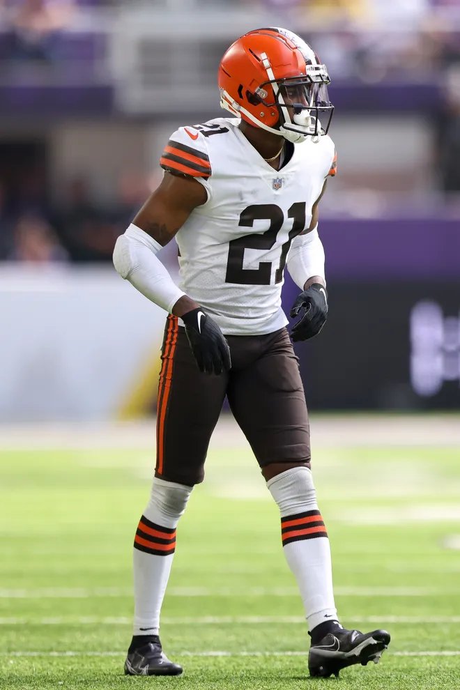 MoreForYou_CLE's tweet photo. LOCKED UP THE WARDEN 🔒🔒🔒🔒🔒

#Browns and Denzel Ward agree to a 5-year #100.5M extension, per Rapsheet. LETS GO! https://t.co/oErKbKdQsZ