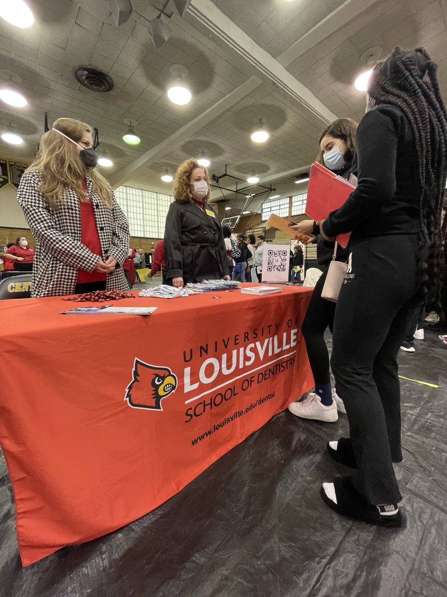 JCPSKY's tweet photo. CAREER EXPLORATION | Juniors in @LouisvilleCHS’s law, teaching, nursing, and other career pathways met with @uofl reps today to learn more about their fields of study and college and career opportunities. THANK YOU, @uofl, for helping our students explore their future! https://t.co/vLVHCCAHFl