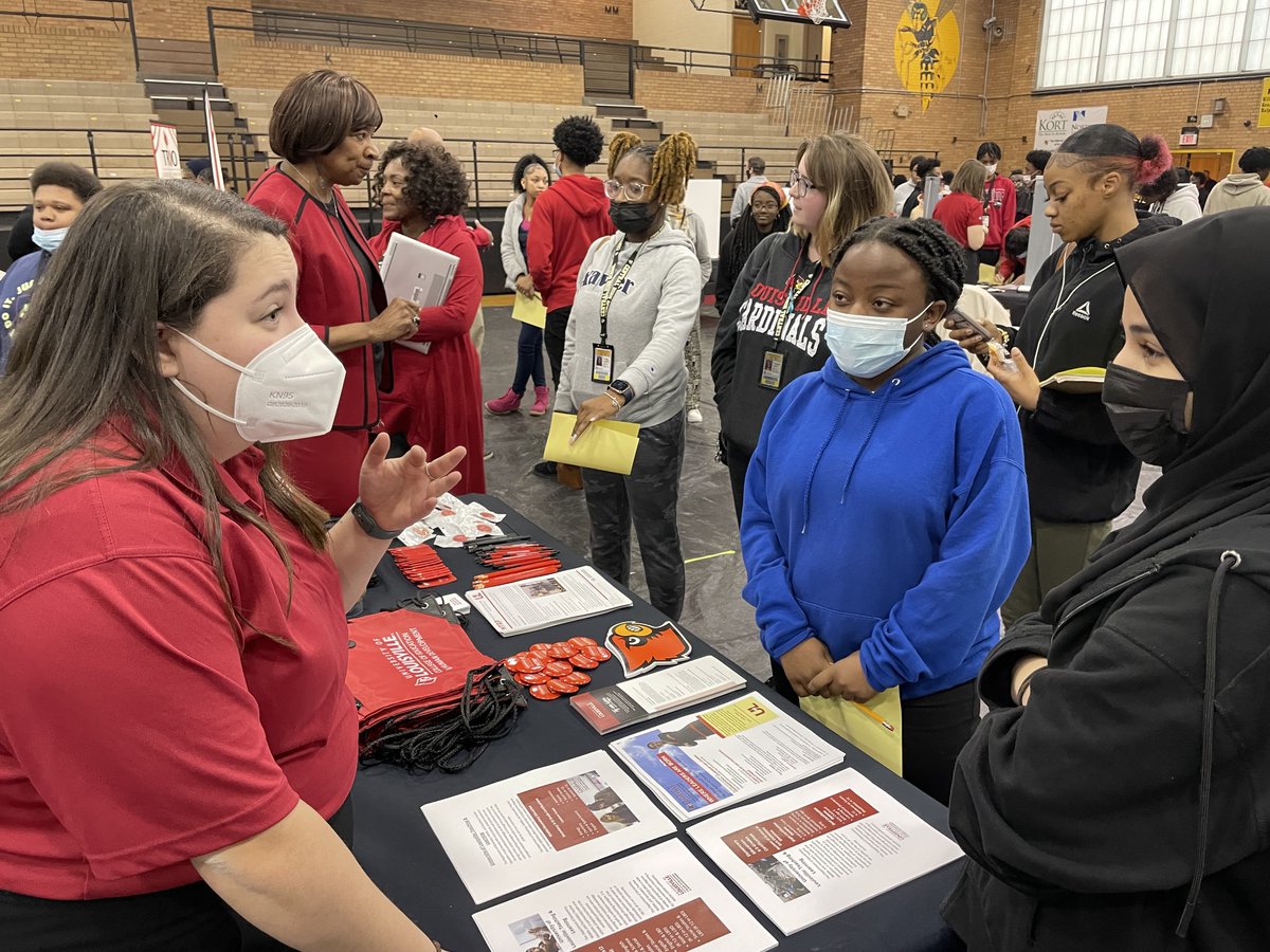 JCPSKY's tweet photo. CAREER EXPLORATION | Juniors in @LouisvilleCHS’s law, teaching, nursing, and other career pathways met with @uofl reps today to learn more about their fields of study and college and career opportunities. THANK YOU, @uofl, for helping our students explore their future! https://t.co/vLVHCCAHFl