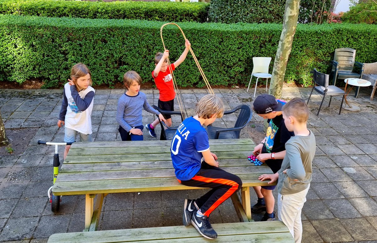 EricRoeske's tweet photo. Verstop 50 chocolade-eitjes in de binnentuin en laat zes boys er op los. Wonderbaarlijk snel alles gevonden. #Paasbest https://t.co/DYnKOBTQSn