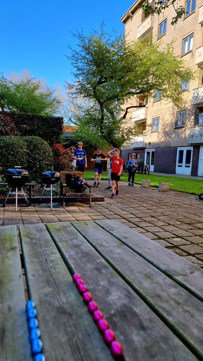 EricRoeske's tweet photo. Verstop 50 chocolade-eitjes in de binnentuin en laat zes boys er op los. Wonderbaarlijk snel alles gevonden. #Paasbest https://t.co/DYnKOBTQSn