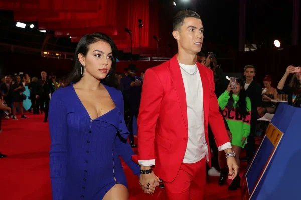 Metropoles's tweet photo. ➡️Cristiano Ronaldo anuncia morte de um dos filhos gêmeos

O jogador também informou que uma das gêmeas está bem e pediu privacidade neste momento difícil.

Leia: https://t.co/wHYWMugavV https://t.co/UbF9F2sqYj