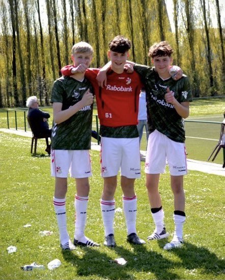 FC Emmen O16 verbleef het afgelopen weekend in het Belgische Charleroi en deed mee aan de Dogue Elite Cup. Nadat het Belgische Union Sint-Gillis in de halve finale werd verslagen na strafschoppen werd de finale helaas verloren van Troyes AC uit Frankrijk.

#HIERKOMIKWEG