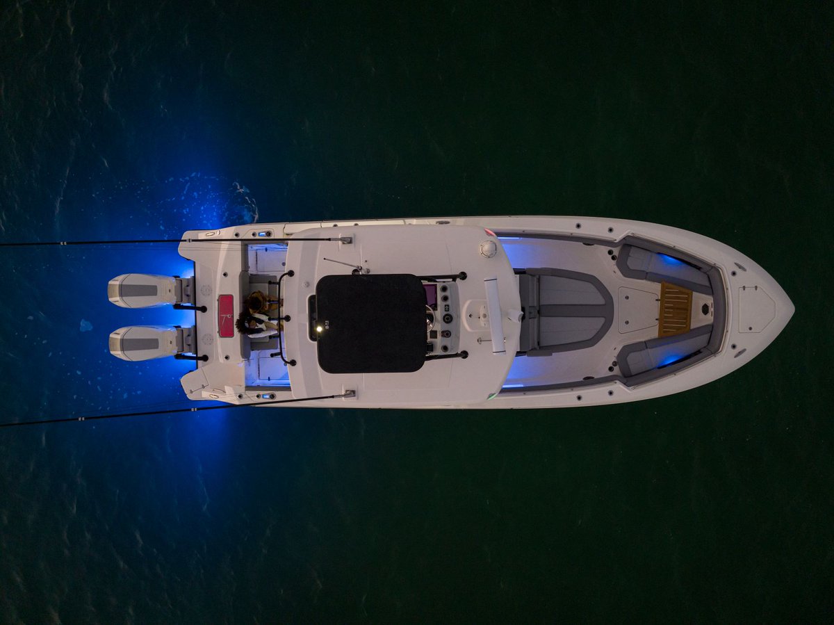 Boston_Whaler's tweet photo. The 360 Outrage seamlessly goes from day ➡️ night. https://t.co/nsAvIWsYdI