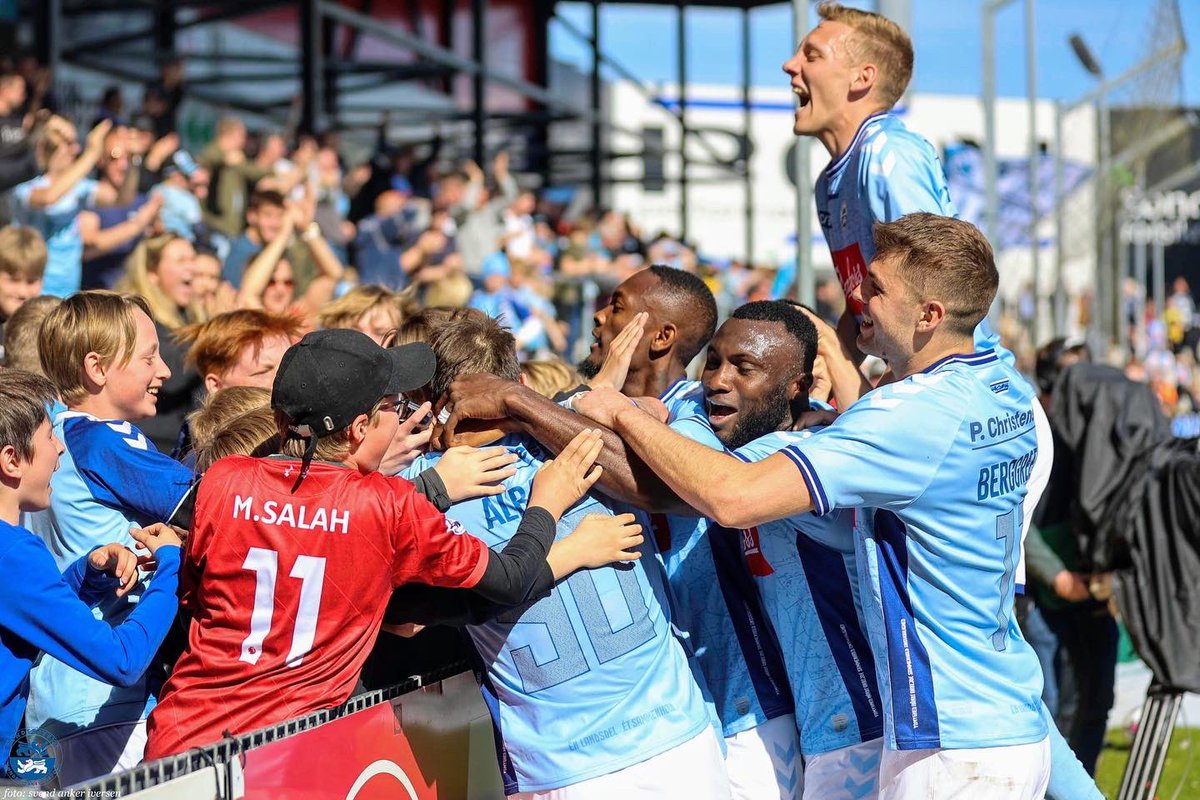 SJFodbold's tweet photo. Et foto med forløsning 💙

📸: @SvendAnker 

Se flere fantastiske fotos af fejringen ovre på Insta-kanalen: https://t.co/0r37s2o4ef https://t.co/qXfqcdL2mr