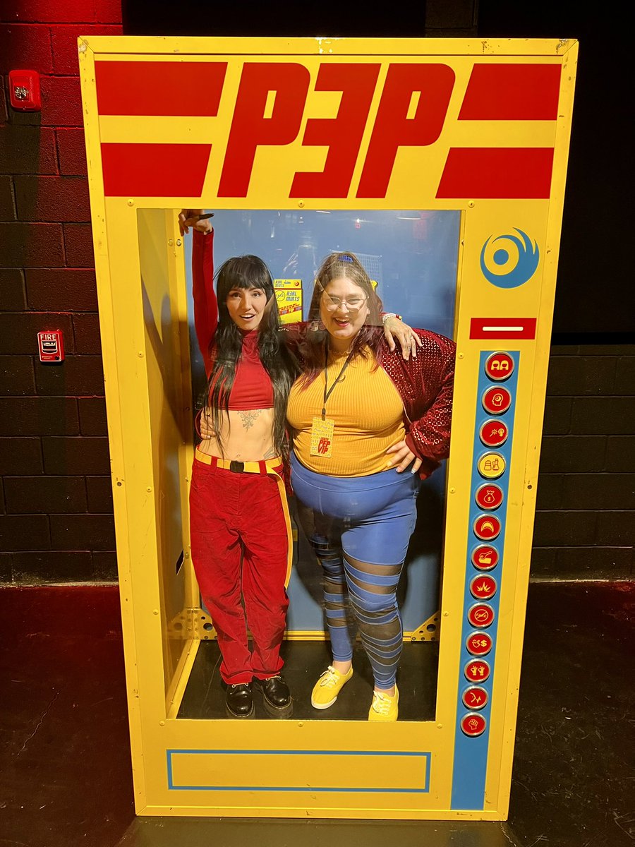 lianemarie27's tweet photo. They say that you should never meet your heroes. On behalf of me and my friends I have to tell you: that is absolutely NOT always correct. @lights will never let me down. I am now officially the happiest sad girl youβll ever meet. #PEP #ded #babyimbacktour https://t.co/iQVdXfl4Zr