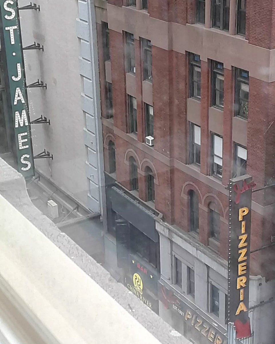 writerchickmc's tweet photo. View from my room @rownyc ... It's a sign, Tommy...😎🙏🗽🎶🍕 @johnspizzeriaoftimessquare #johnlloydyoungfriends #johnlloydyoung #jerseyboys #pizzA #noslices https://t.co/Mr1GFV92W0