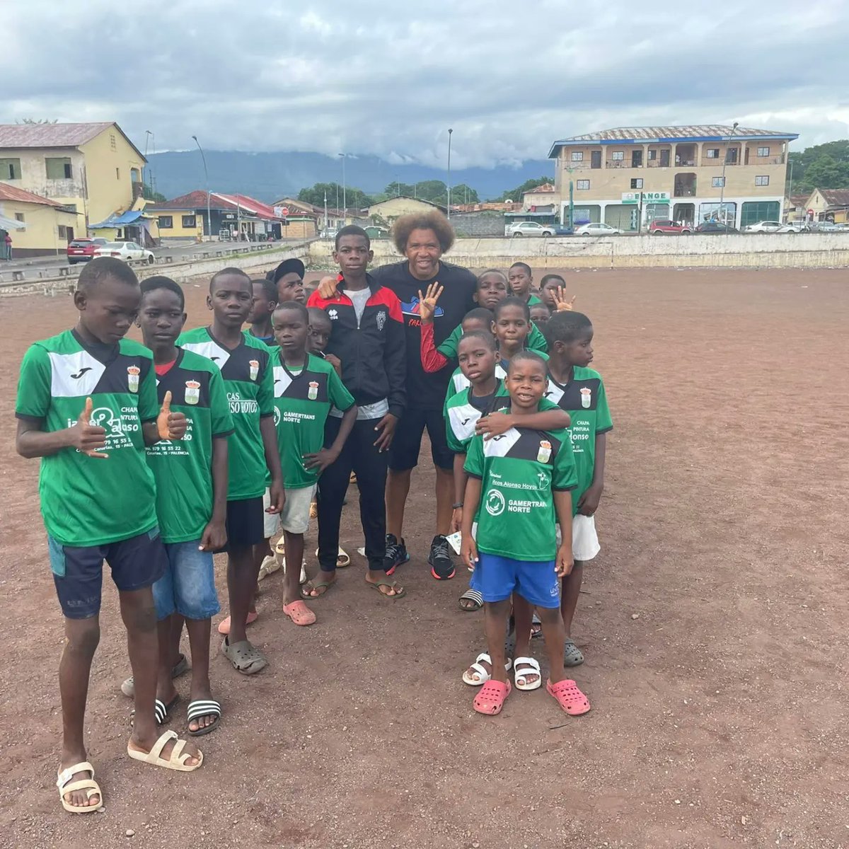 Nos llegan imágenes de la entrega de material deportivo por medio de Benjamín Zarandona a las escuelas de Guinea Ecuatorial.
Gracias a todas las personas que aportaron su grano de arena para que los niños puedan disfrutar jugando al fútbol.