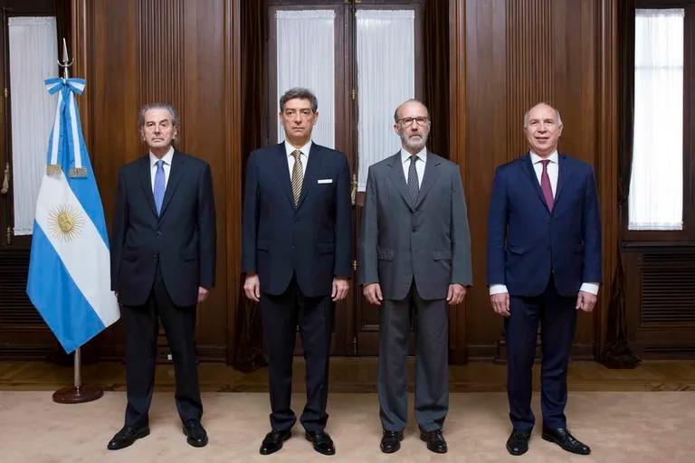 LiliramosLanus1's tweet photo. #DefensoresDeMacri  #ArmandoElFuturo 
#FRepublicano 
Basta de dar tantas vueltas ya Rosatti .La Corte ordenó que el Consejo empiece a funcionar de inmediato, aunque el kirchnerismo frene dos nombramientos 
Parece que la JEFA  tiene miedo 
#ElPeorGobiernoDeLaHistoria https://t.co/P6m4Z1AZcZ