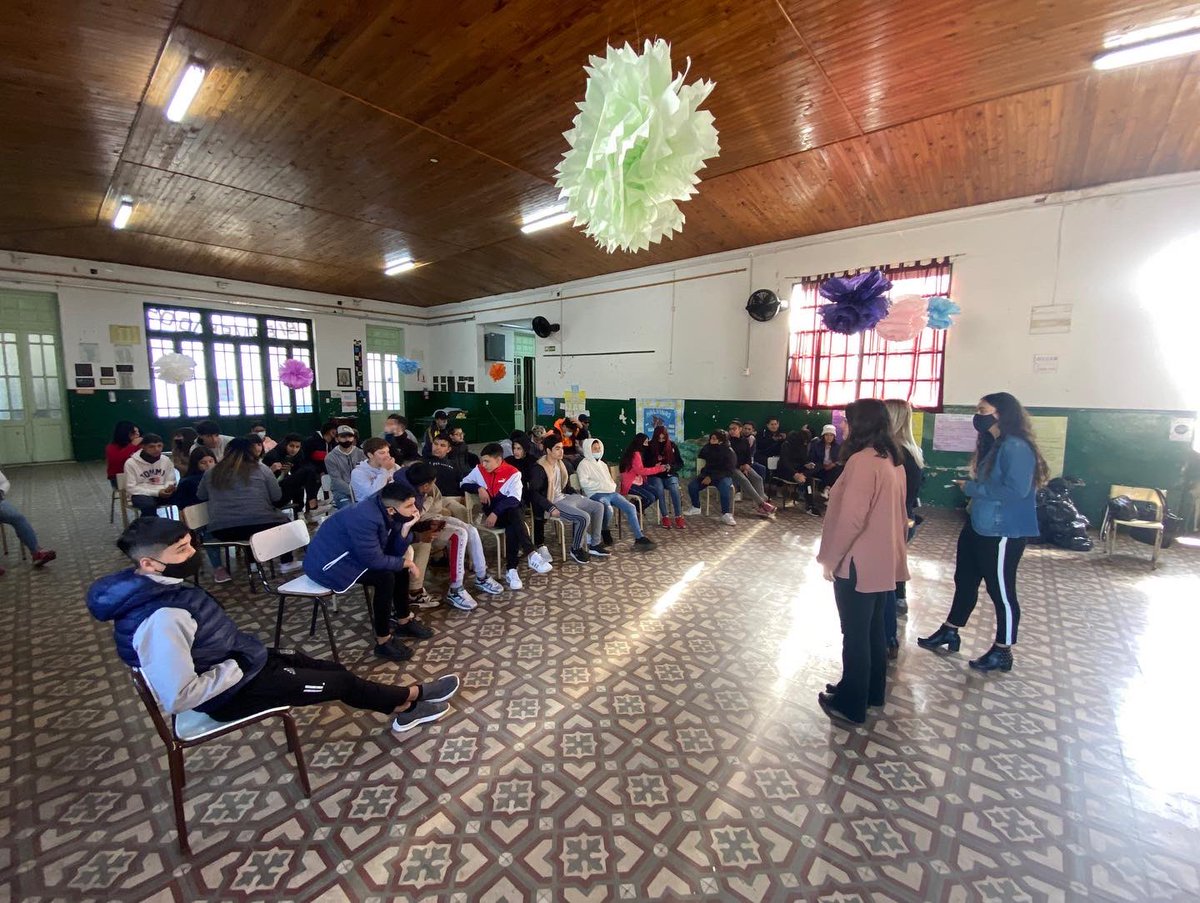 LucilaLaguzzi's tweet photo. 🗣 ARRANCAMOS 🙌🏼

👉🏼 Se viene un nuevo año del #ConcejoDeliberanteEstudiantil. 👏🏼

🏫 Estuvimos por las Escuelas #EES15 y la #EES17 invitando a los y las jóvenes a participar. 💪🏼

#HCDJunín • #Estudiantes • #Educación 📚 https://t.co/aKSC4FS8Ge
