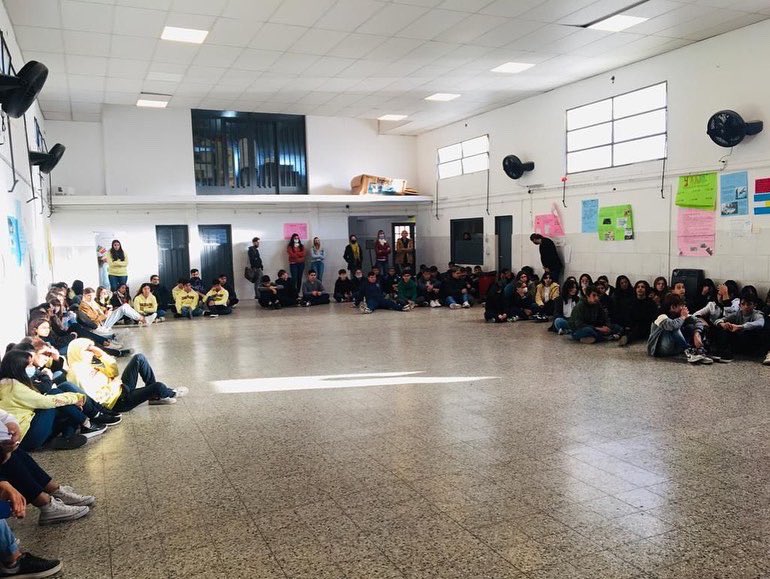 LucilaLaguzzi's tweet photo. 🗣 ARRANCAMOS 🙌🏼

👉🏼 Se viene un nuevo año del #ConcejoDeliberanteEstudiantil. 👏🏼

🏫 Estuvimos por las Escuelas #EES15 y la #EES17 invitando a los y las jóvenes a participar. 💪🏼

#HCDJunín • #Estudiantes • #Educación 📚 https://t.co/aKSC4FS8Ge
